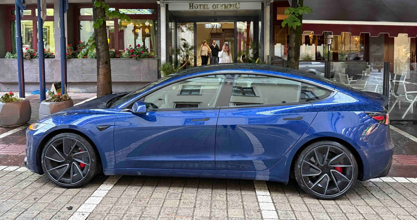 Το “Fatsabook” ταξιδεύει με το νέο Tesla Model 3 – Ένα μαγευτικό road trip στην Ελλάδα!