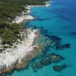Οι πιο ψαγμένες παραλίες της Χαλκιδικής που αξίζει να ανακαλύψετε αυτό το καλοκαίρι – Από κρυφούς κολπίσκους μέχρι ονειρεμένα camping