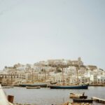 Τα καλοκαίρια που δεν ξεχνάμε ποτέ Μνήμες από τα ελληνικά καλοκαίρια του ’80 και του ’90 – τότε που η ζωή μύριζε αντηλιακό, καρπούζι και τηγανητές πατάτες