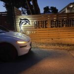 Με το Tesla στο δεύτερο πόδι – Το Fatsabook και ο Κώστας Μάντζιος γυρίζουν εκπομπή στη Μεταμόρφωση Χαλκιδικής