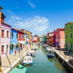 Burano: Το ιταλικό νησί που μοιάζει βγαλμένο από παλέτα ζωγράφου