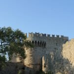 Ρόδος: Το νησί των Ιπποτών που συνδυάζει ιστορία, θάλασσα και ατελείωτες εμπειρίες