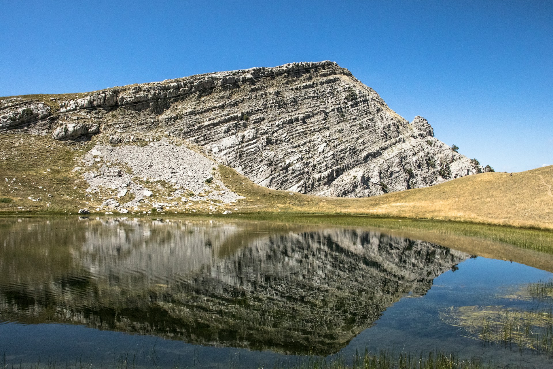 dragon_lake-unsplash