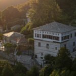 28η Οκτωβρίου: 7 φθινοπωρινές αποδράσεις στην Ελλάδα για πρωτοβρόχια, χωριά και αναμμένα τζάκια