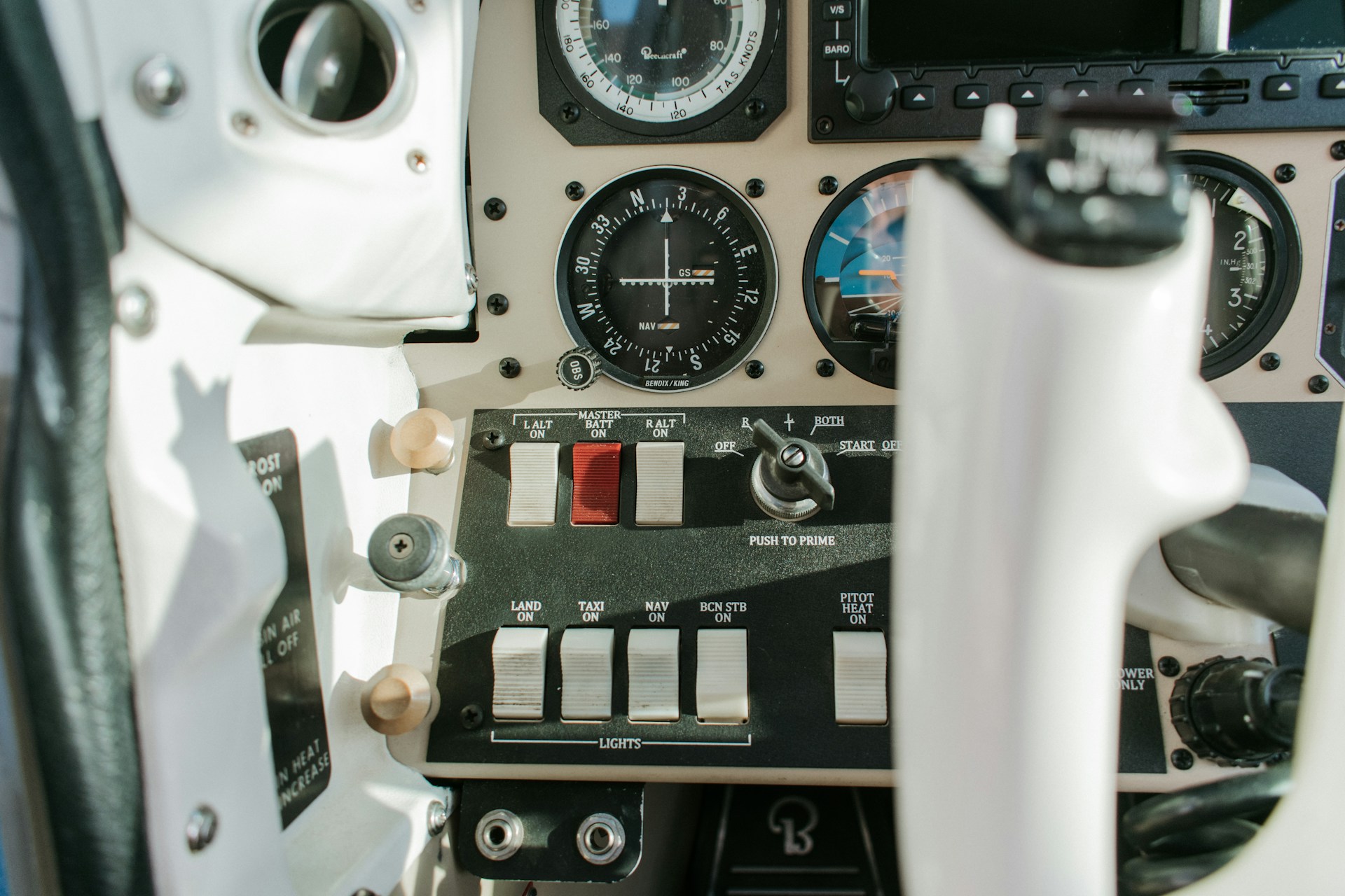 plane_gauge_1-unsplash