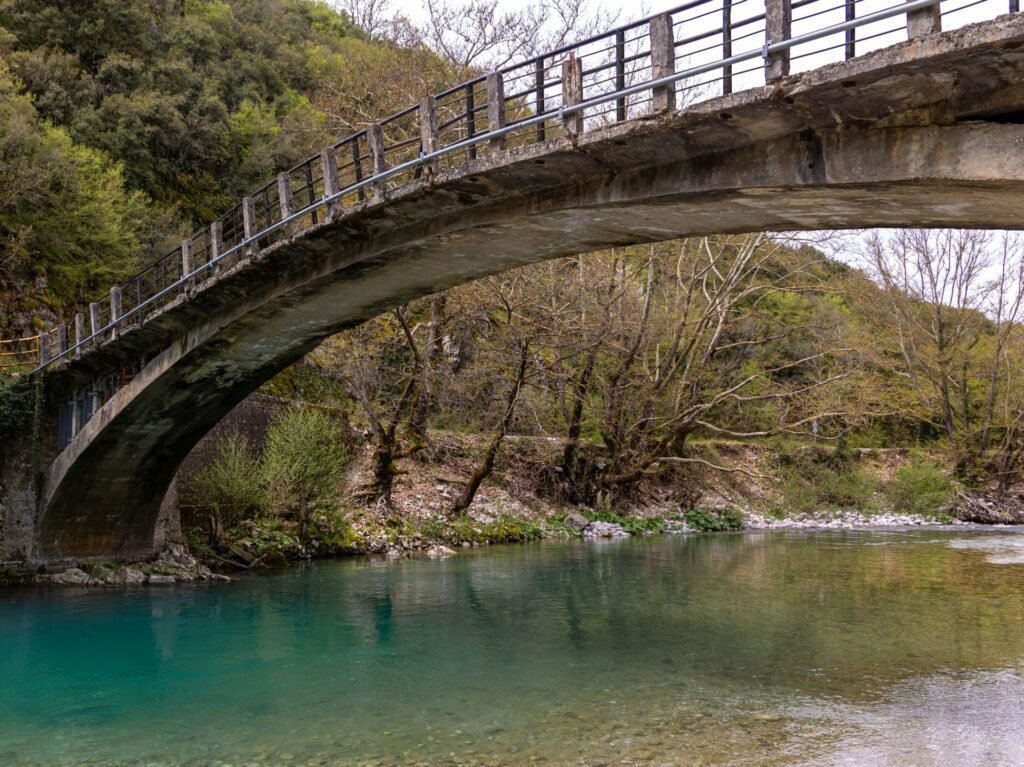 Ξεχάστε τα νησιά: Τα 7 χωριά της Ελλάδας που θυμίζουν Ελβετία και προσφέρουν δροσιά μέσα στον καύσωνα