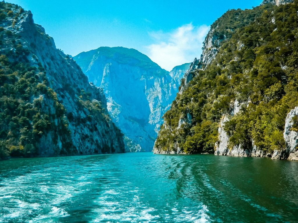 Οι τουρίστες εγκαταλείπουν τη Μύκονο και ψάχνουν τα “secret islands” – Η νέα ταξιδιωτική μανία που σαρώνει τον πλανήτη
