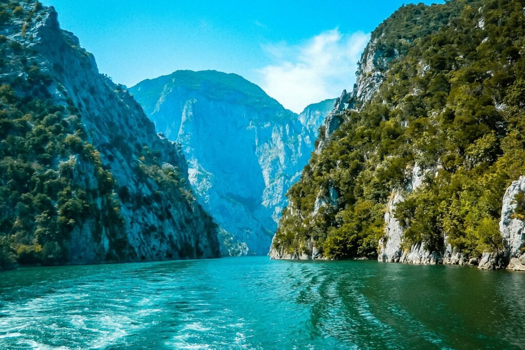 Οι τουρίστες εγκαταλείπουν τη Μύκονο και ψάχνουν τα “secret islands” – Η νέα ταξιδιωτική μανία που σαρώνει τον πλανήτη