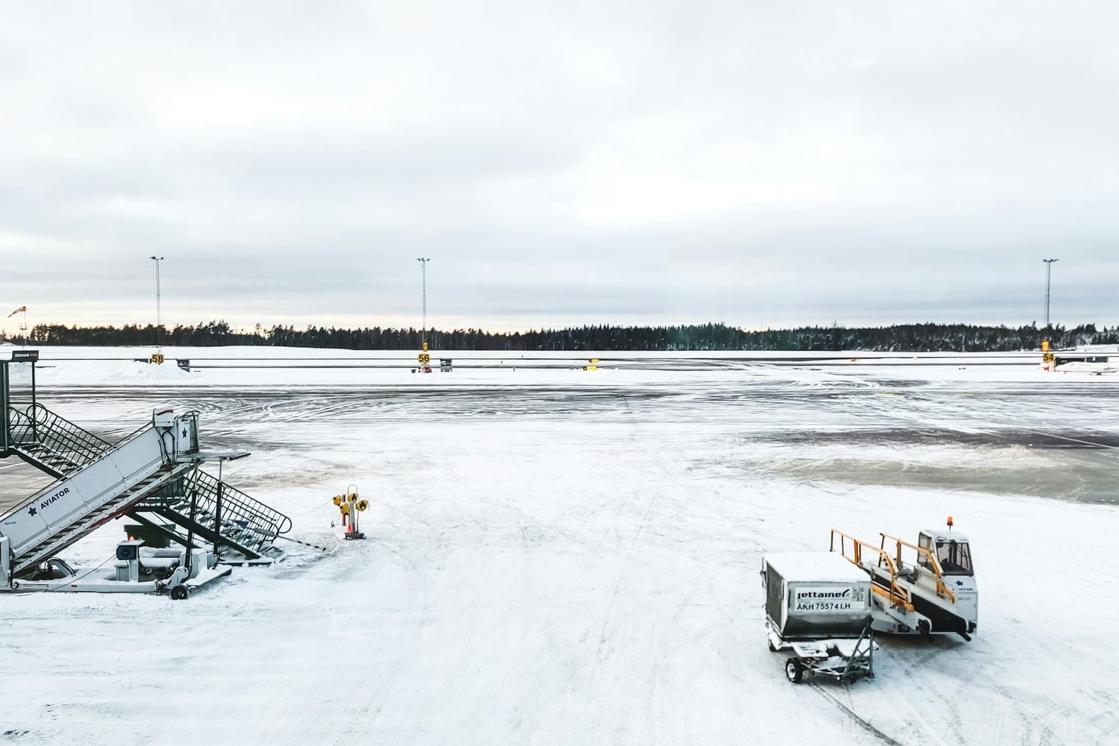 airport_winter-unsplash