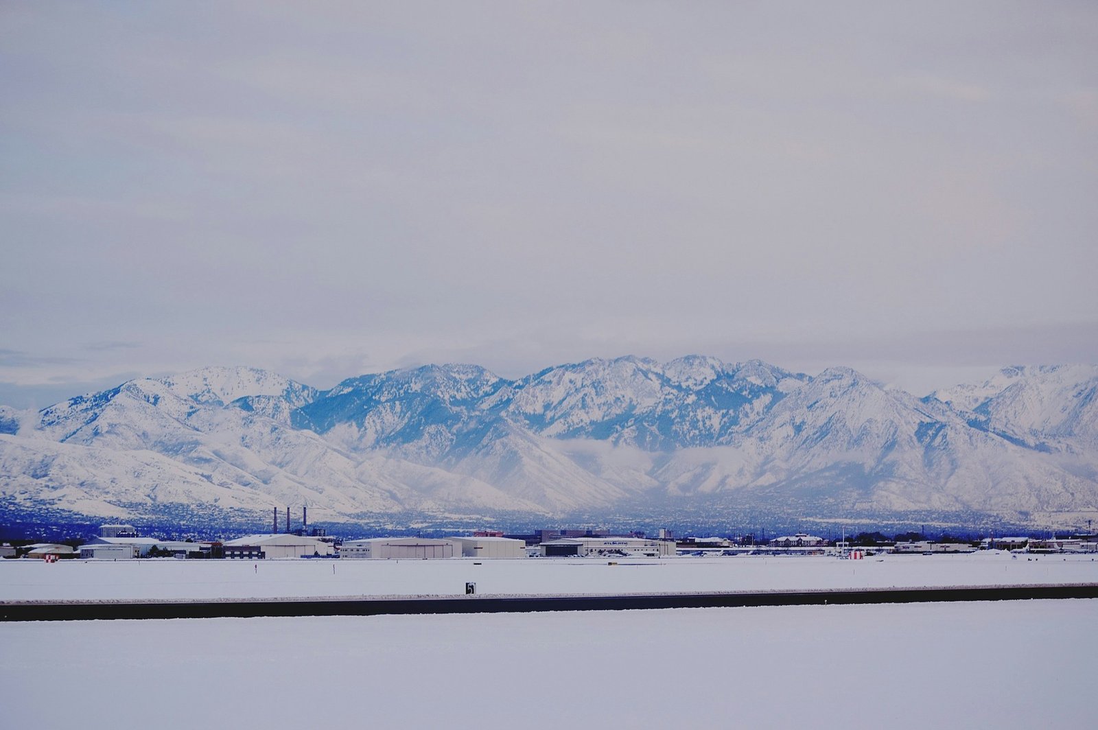 airport_winter_2-unsplash