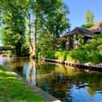 Το χωριό όπου δεν υπάρχουν δρόμοι, δεν κυκλοφορούν αυτοκίνητα – και όμως όλοι θέλουν να ζήσουν εκεί έστω για λίγες μέρες