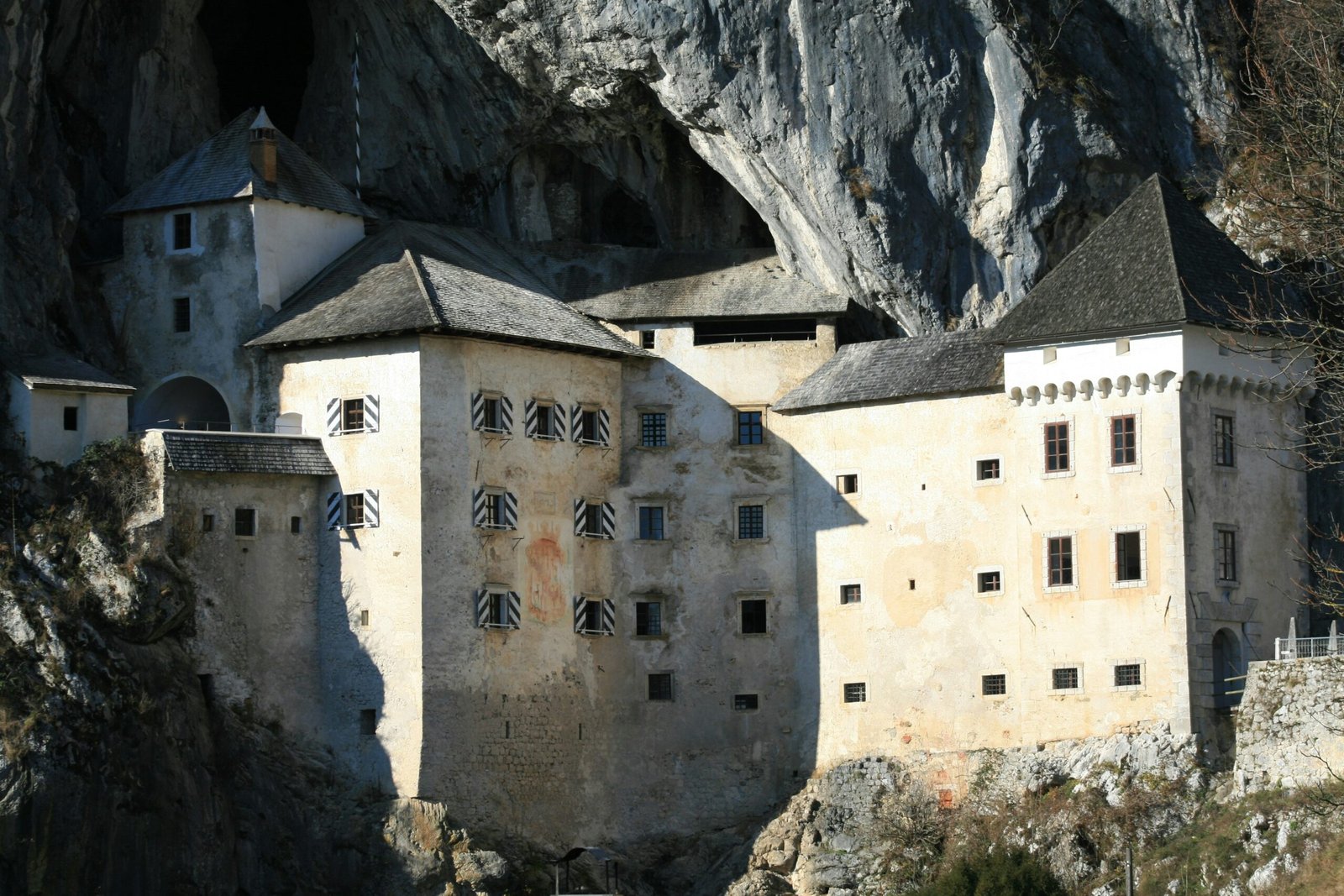 castle-predjama-1-unsplash