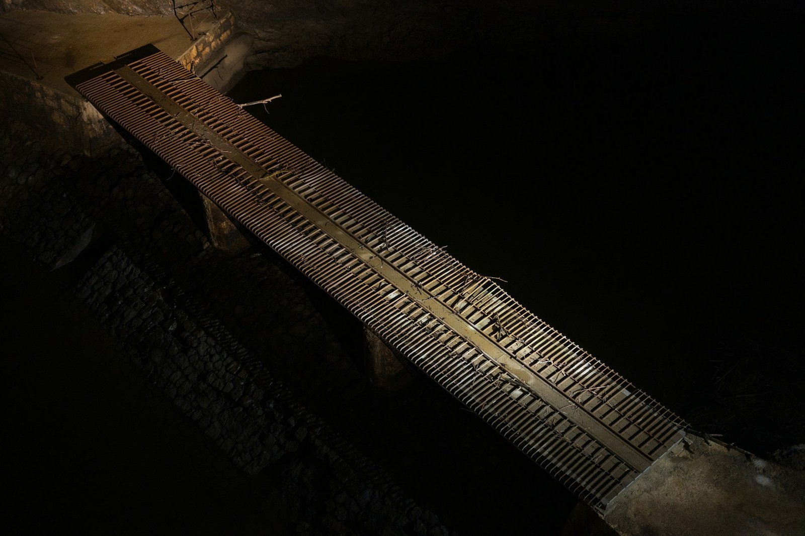 cave-postojna-3-unsplash