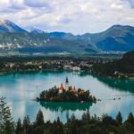 Λίμνη Μπλεντ: Το παραμύθι των Άλπεων που ζεις μία φορά και θυμάσαι για πάντα