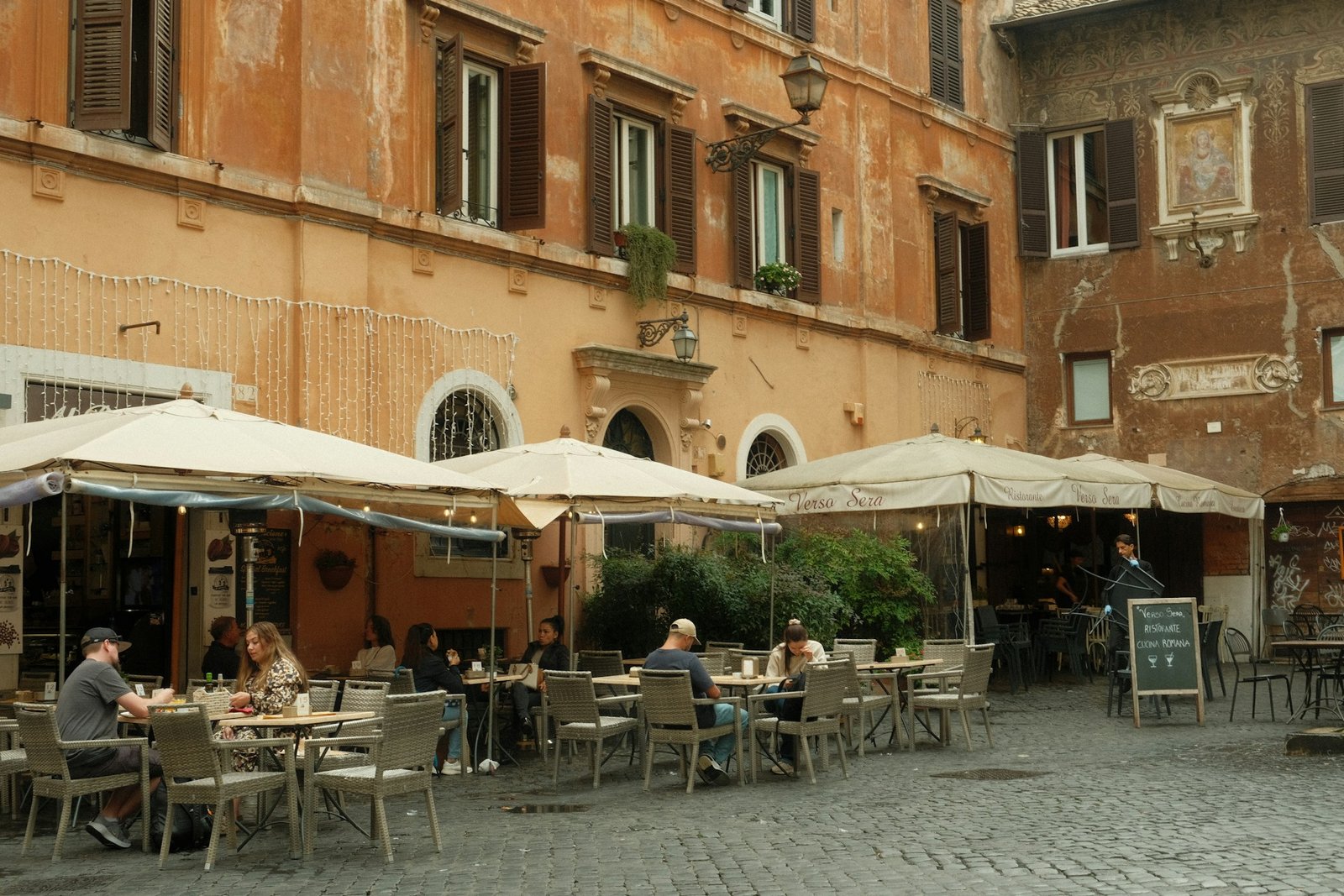 rome-cafe-1-unsplash
