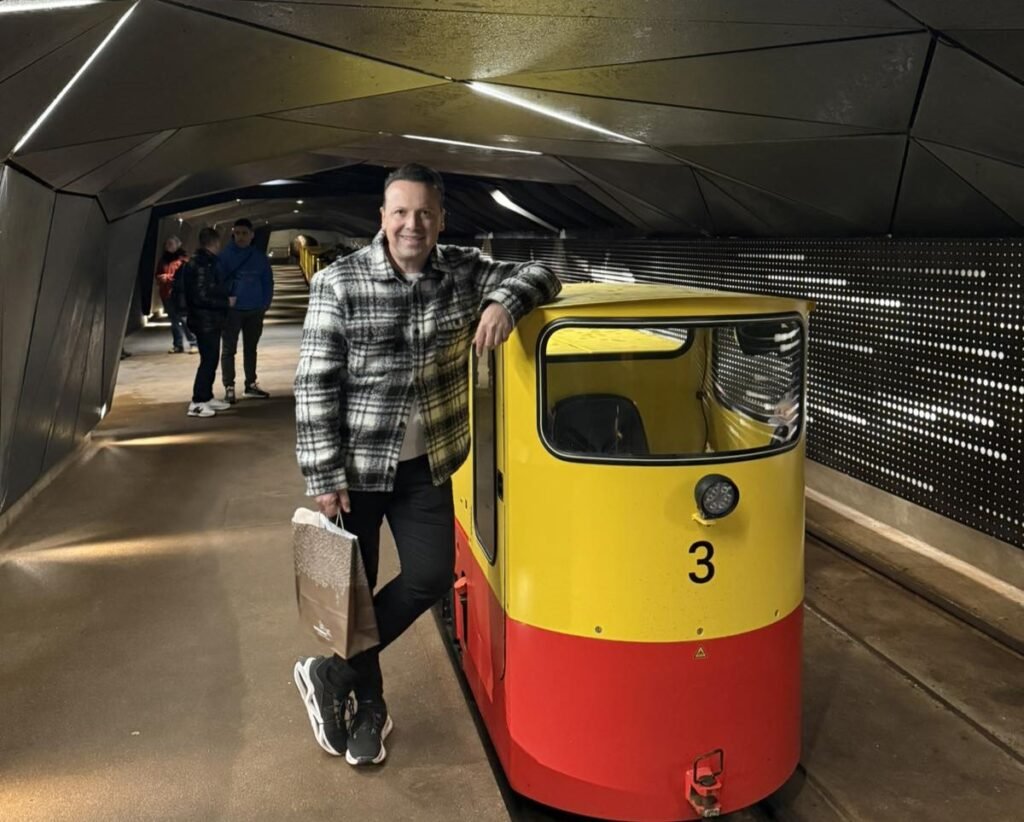 Σπήλαιο Ποστόινα: ένα υπόγειο θαύμα που σε ταξιδεύει 120 μέτρα κάτω από τη γη