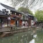 Η πιο στενή πόλη στον κόσμο βρίσκεται στην Κίνα – και μοιάζει βγαλμένη από ταινία