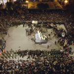 Θεσσαλονίκη: η πιο συγκλονιστική στιγμή της Μεγάλης Παρασκευής όταν οι Επιτάφιοι συναντιούνται στην πλατεία Αριστοτέλους