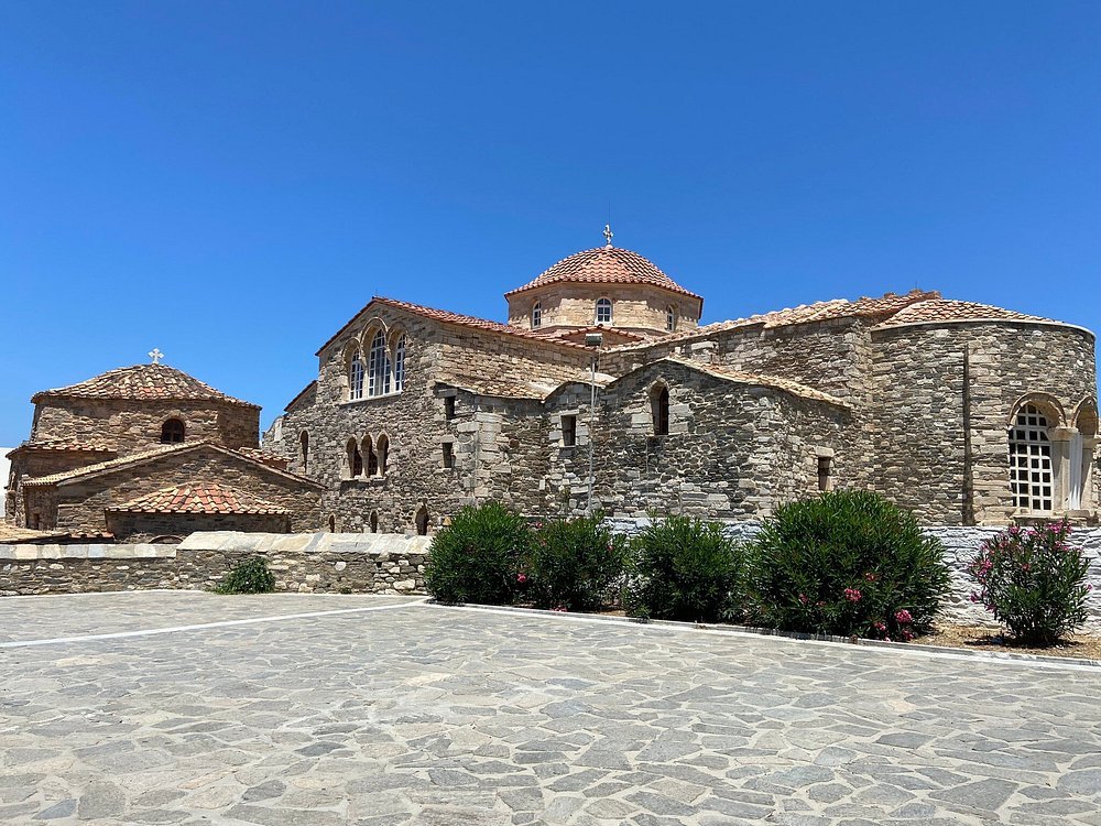 Πάσχα στην Πάρο: από την κατάνυξη της Εκατονταπυλιανής στο απόλυτο live της Νάουσας με τον Νίκο Κουρκούλη