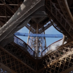 Παρίσι: Η νέα κρεμαστή γέφυρα στον Πύργο του Άιφελ που κόβει την ανάσα