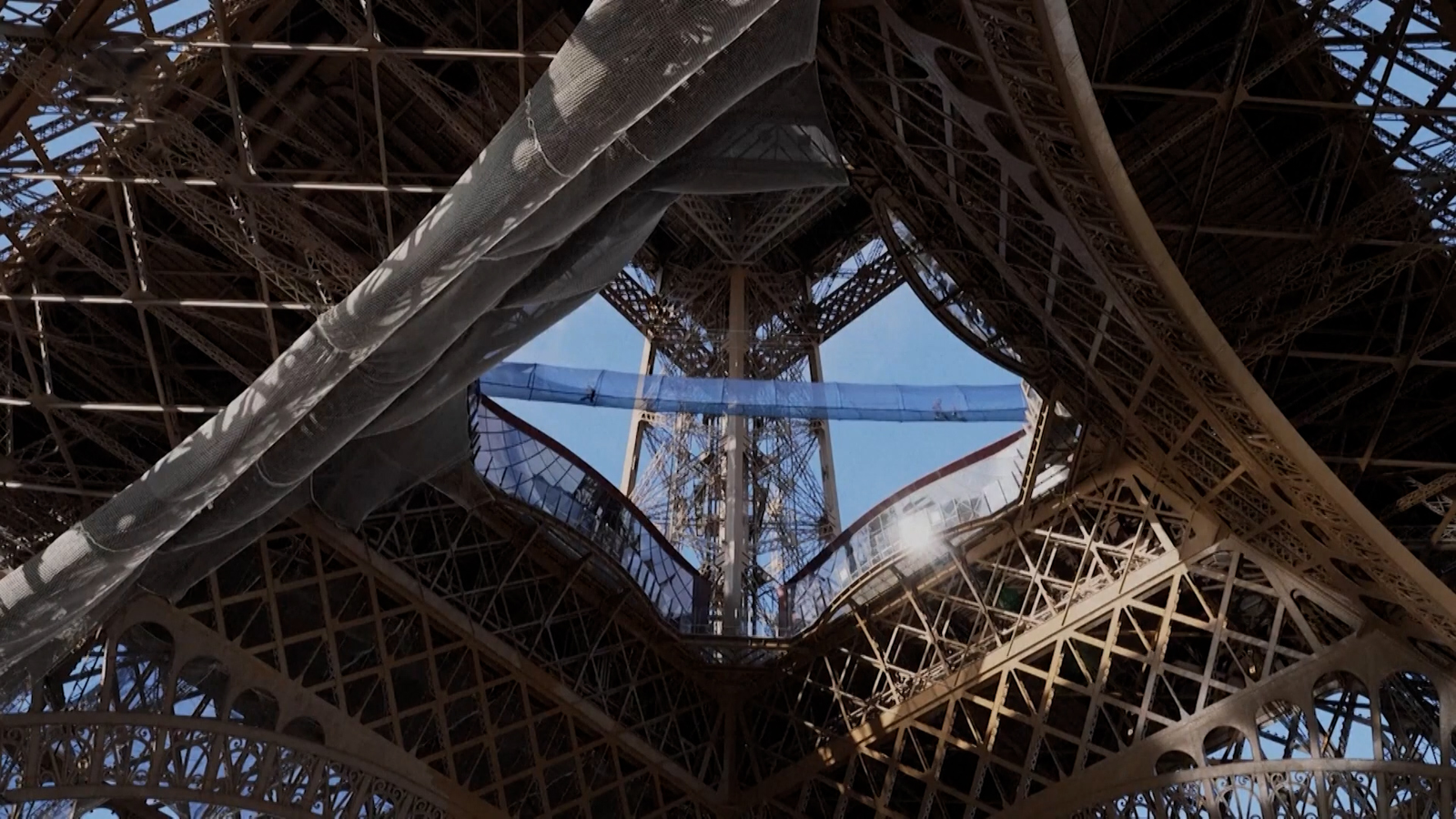 Παρίσι: Η νέα κρεμαστή γέφυρα στον Πύργο του Άιφελ που κόβει την ανάσα