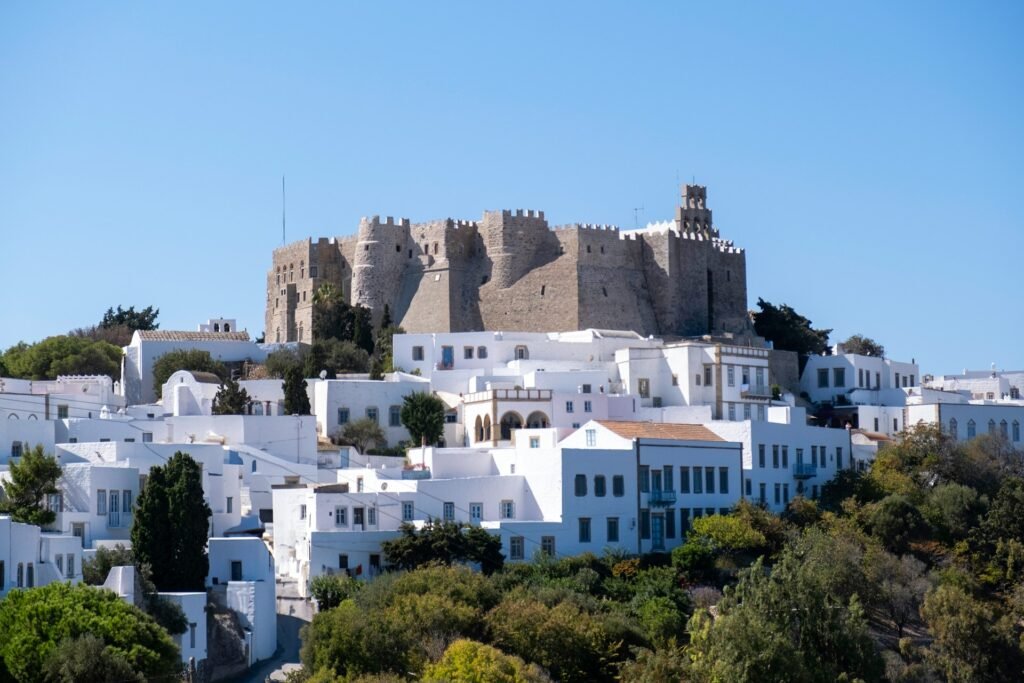 Το ελληνικό νησί όπου γράφτηκε η Αποκάλυψη: Το μυστήριο που προσελκύει χιλιάδες προσκυνητές
