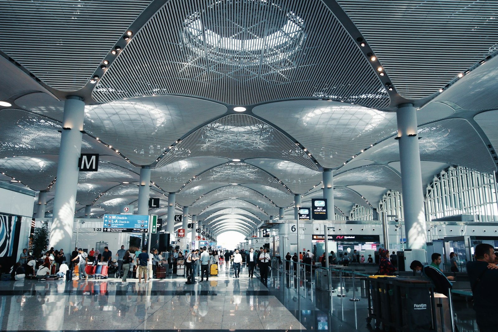 artem-bryzgalov-Istanbul Airport-unsplash