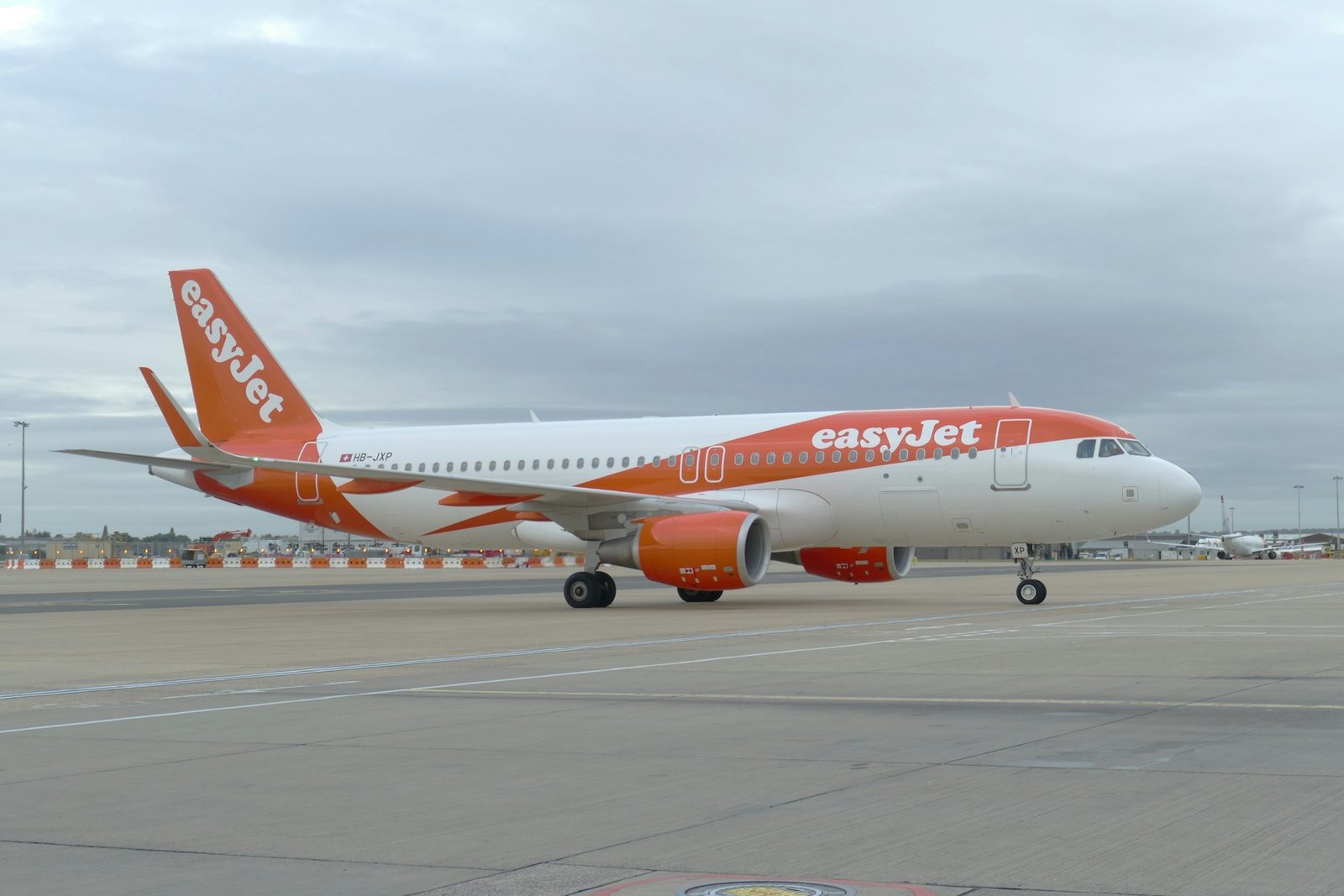 EasyJet στο «Μακεδονία»: Ανάσα για τη Θεσσαλονίκη ή απλό μπάλωμα μετά τη Ryanair;