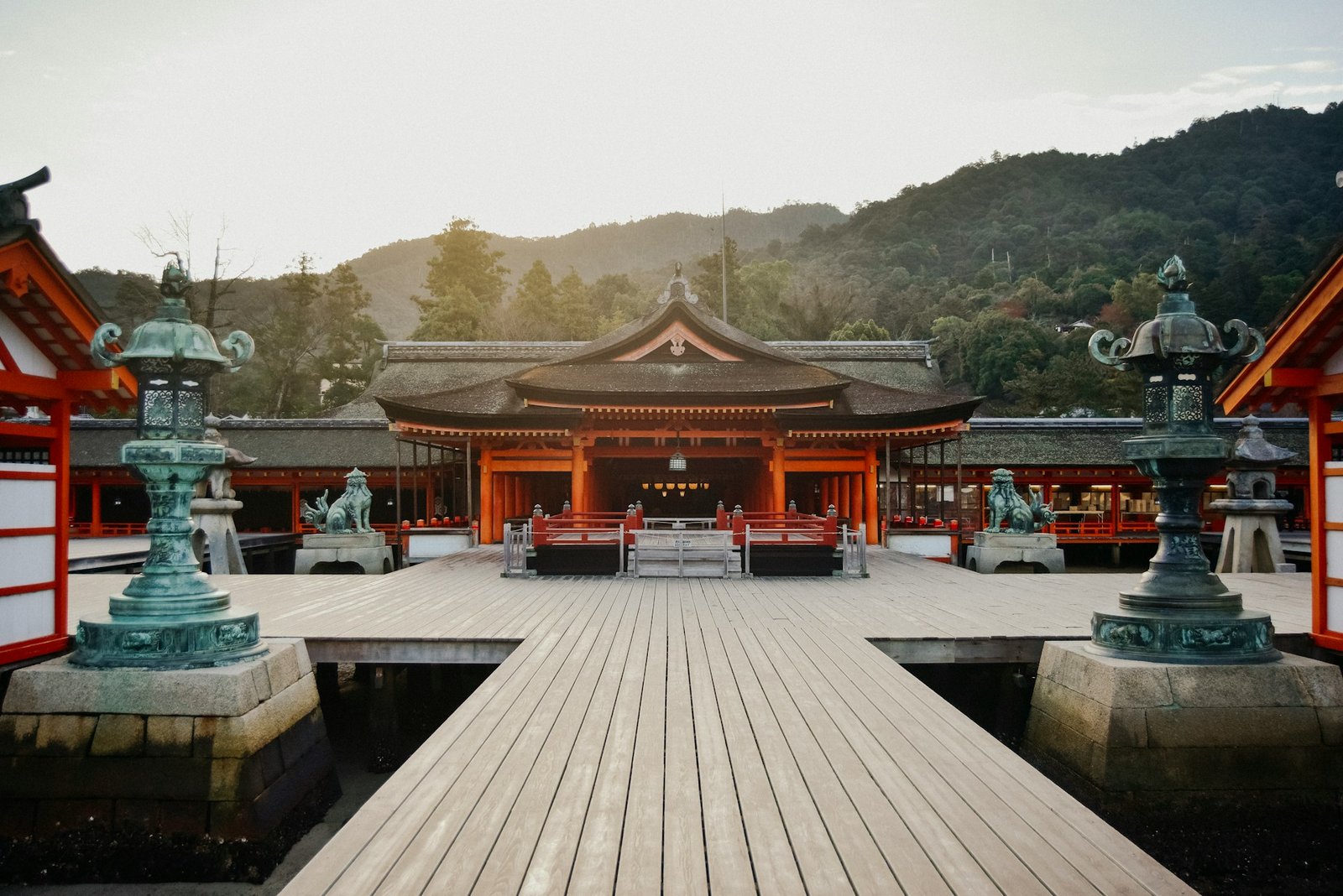 juliana-barquero-hiroshima-miyajima-island-1-unsplash