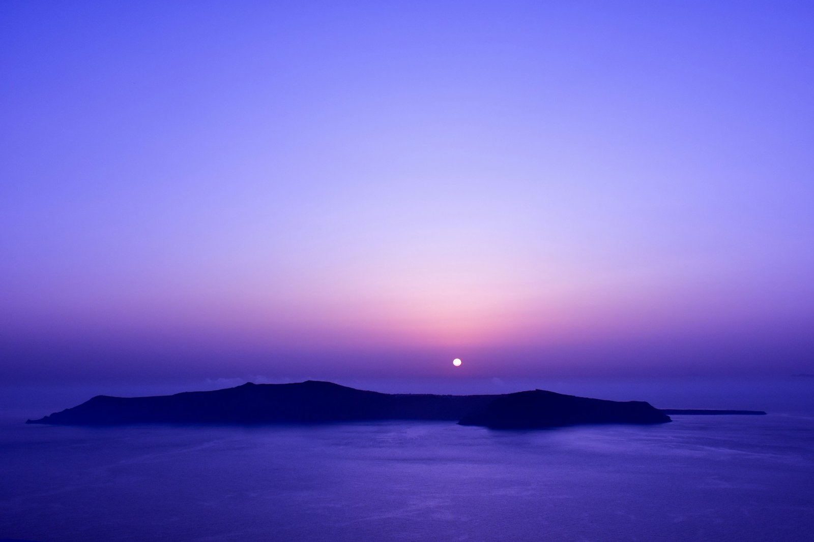 henry-lim-4r-SANTORINI CRATER-unsplash