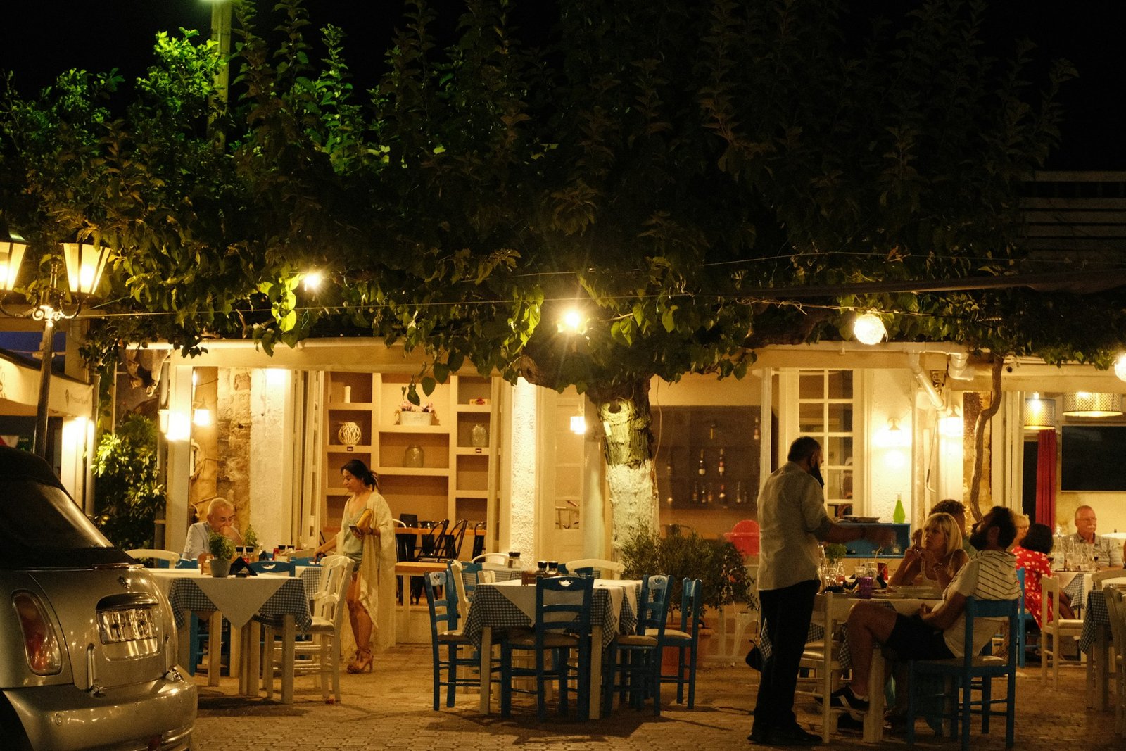jack-barton-wz8OZ-dinner-greece-unsplash