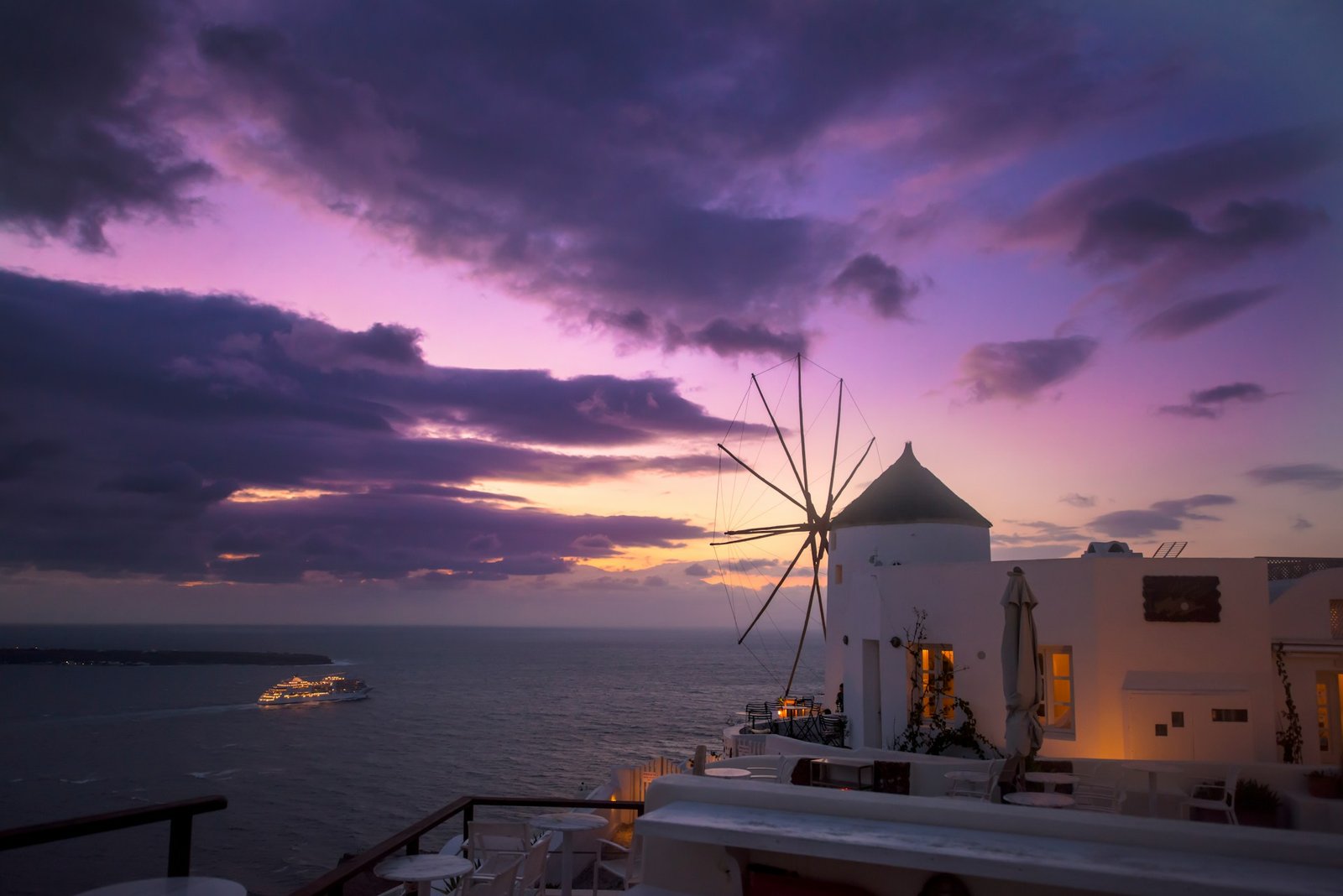 kyler-boone-santorini-unsplash