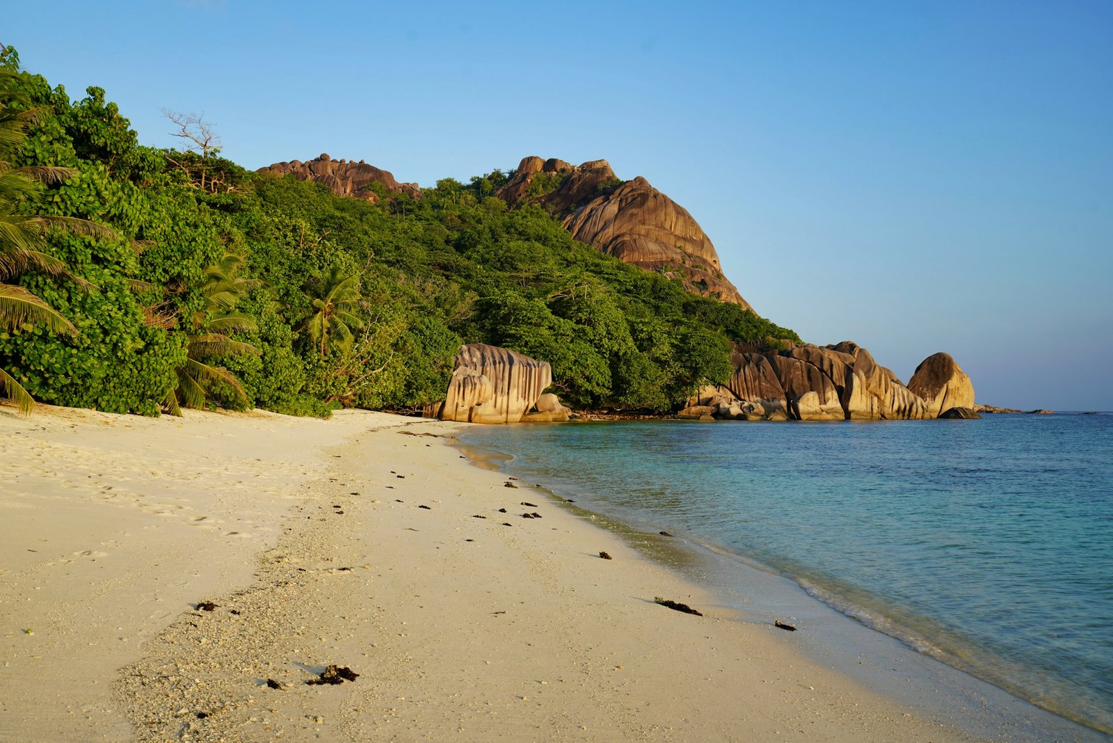 secret-travel-guide-La Digue-unsplash