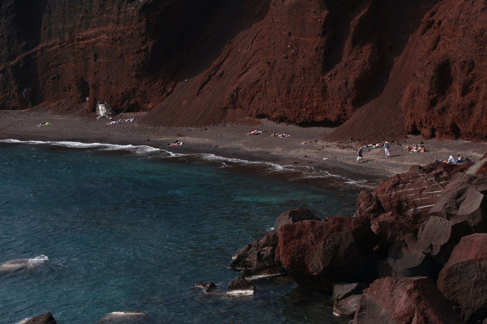 sleepy-zhao-santorini-beach-unsplash
