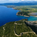 Καραϊβική χωρίς αεροπλάνο: Οι 5 παραλίες της Πελοποννήσου που έχουν τρελάνει τους Αθηναίους