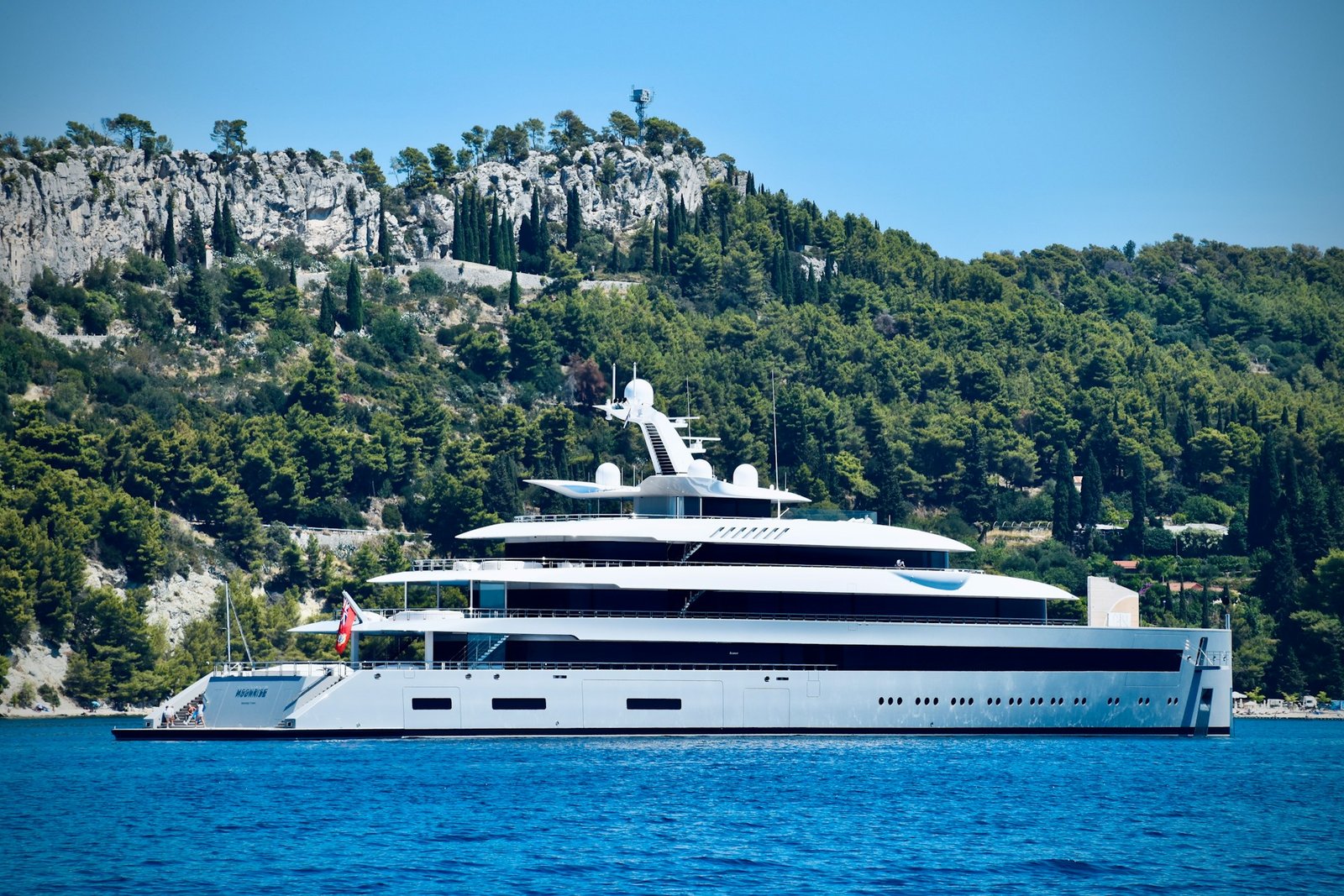 arno-senoner-superyacht-unsplash