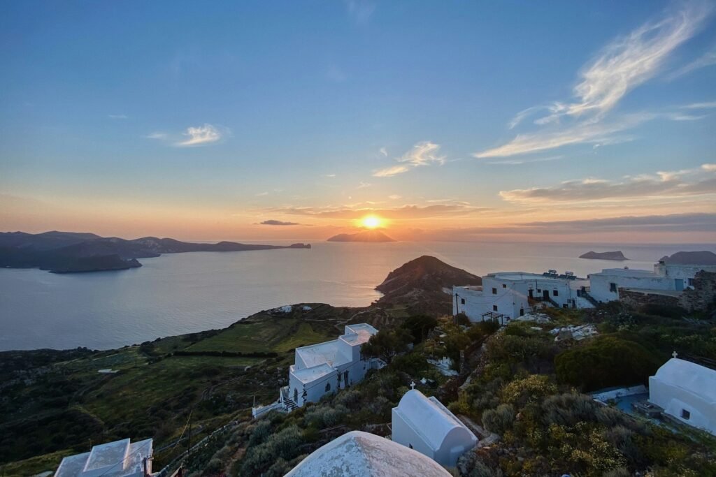 Το ελληνικό νησί που μοιάζει να σταμάτησε ο χρόνος – Γιατί όλος ο κόσμος ανακαλύπτει ξανά τη Μήλο