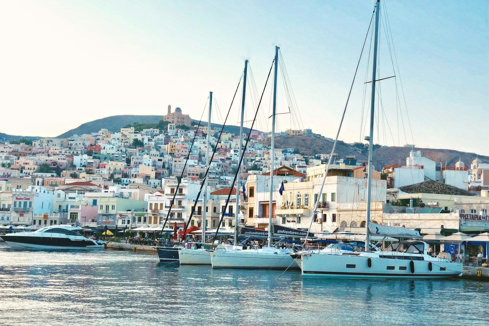Το ελληνικό νησί που μοιάζει με σκηνικό κινηματογραφικής ταινίας – Και δεν είναι ούτε η Σαντορίνη ούτε η Μύκονος