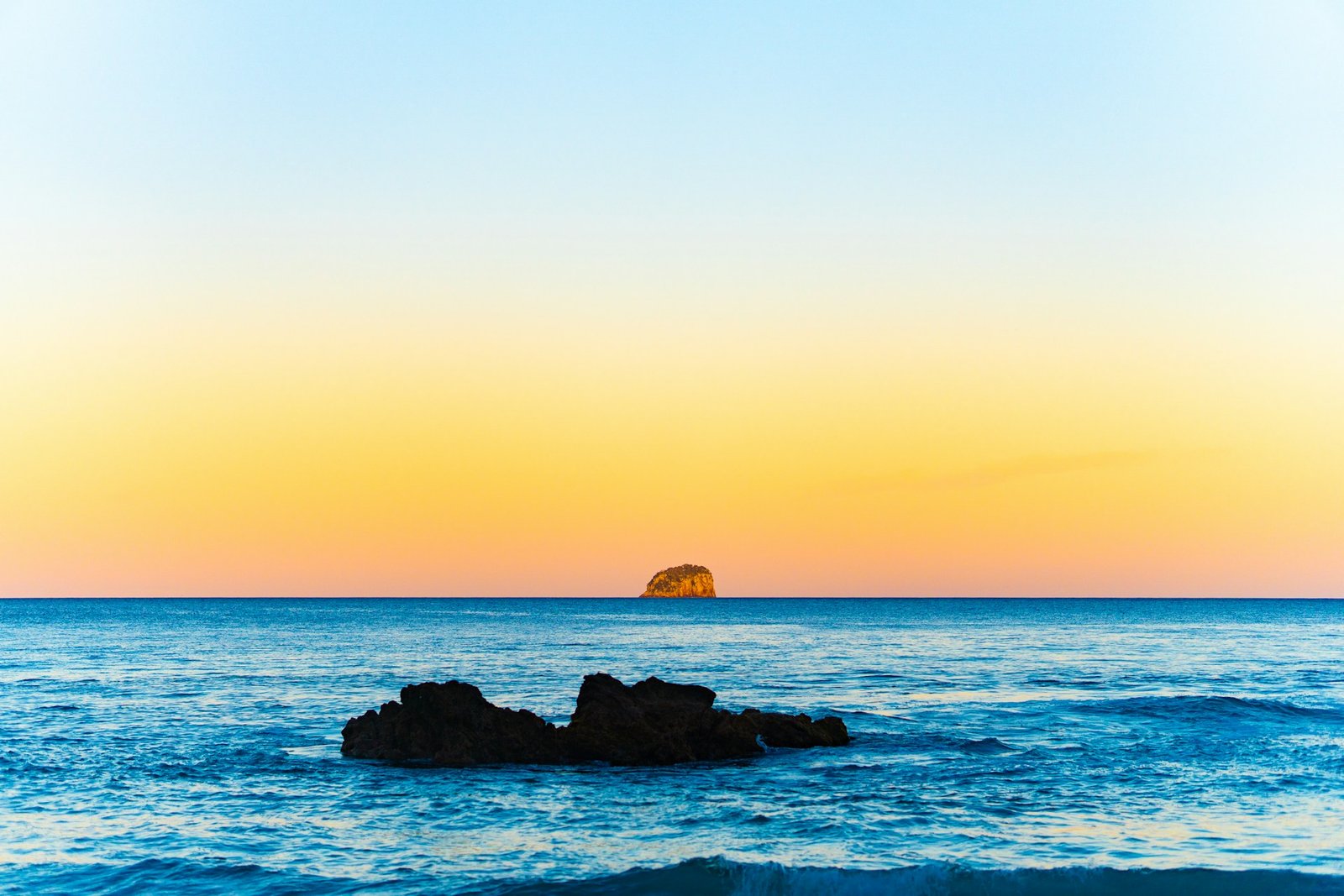 harley-lin-Hot Water Beach-unsplash