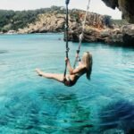 Ίμπιζα: Το νησί όπου ο Αύγουστος δεν τελειώνει ποτέ – Γιατί εκατομμύρια άνθρωποι ονειρεύονται να ζήσουν έστω ένα καλοκαίρι εδώ
