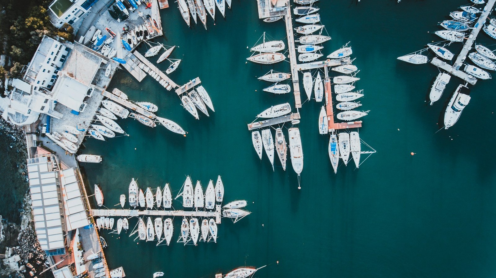 kostas-christodoulias-piraeus-unsplash