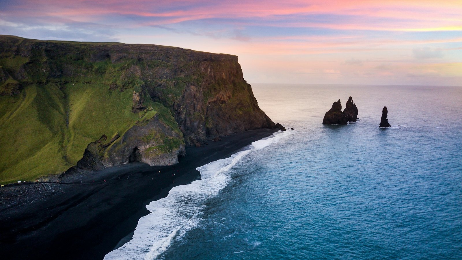 shadman-sakib-Reynisfjara-unsplash