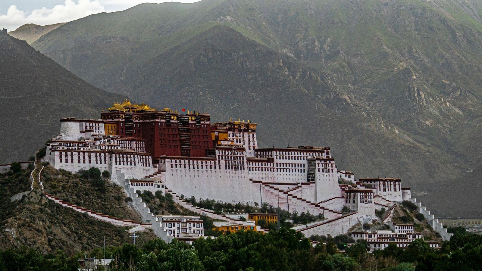 xuyu-chi-tibet-lhasa-unsplash