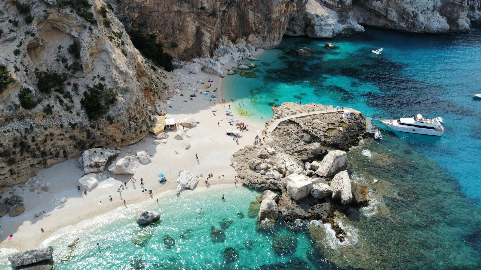 alexandra-cozmei-italy-sardinia-unsplash