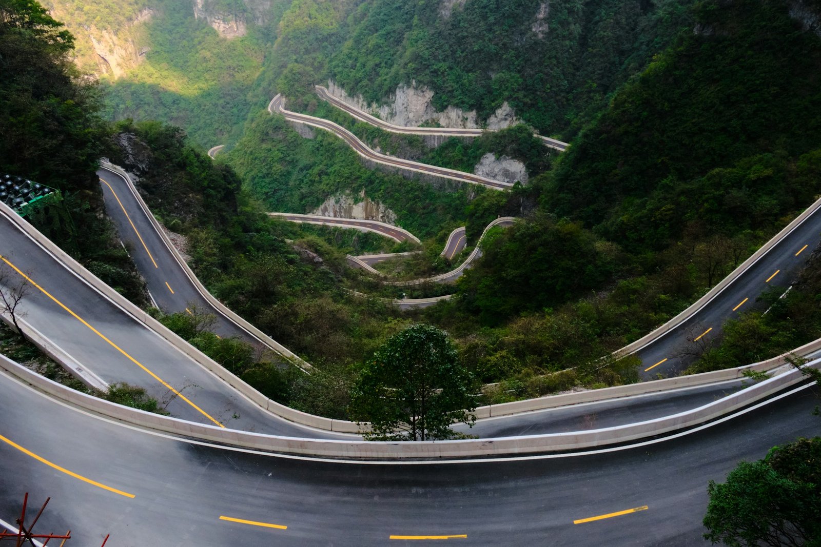 emanuele-bono-Tianmen Mountain Road–unsplash