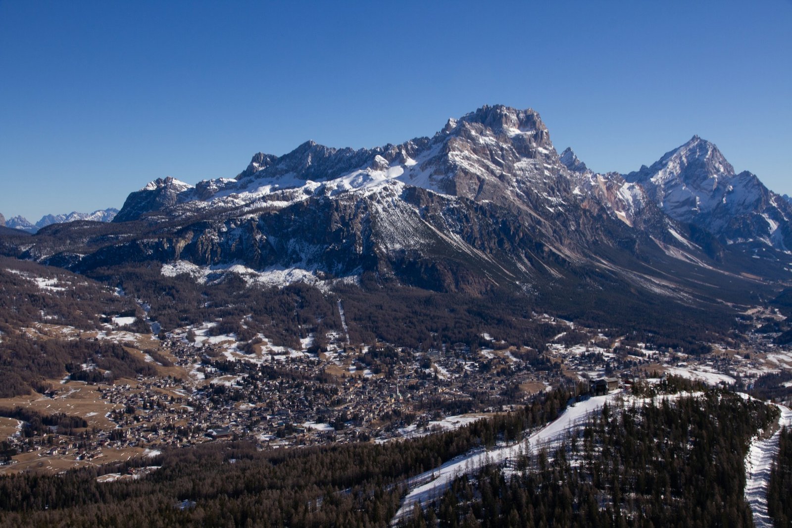 frederick-wallace-Cortina d’Ampezzo-unsplash