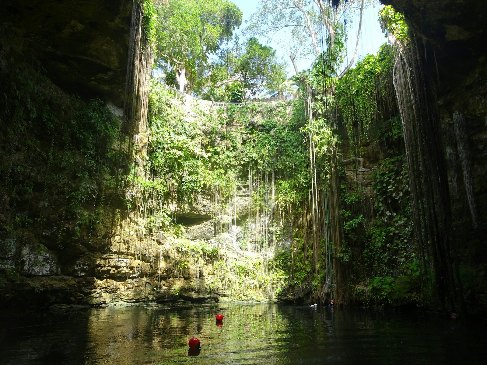laura-labrie-Cenote Ik Kil-unsplash