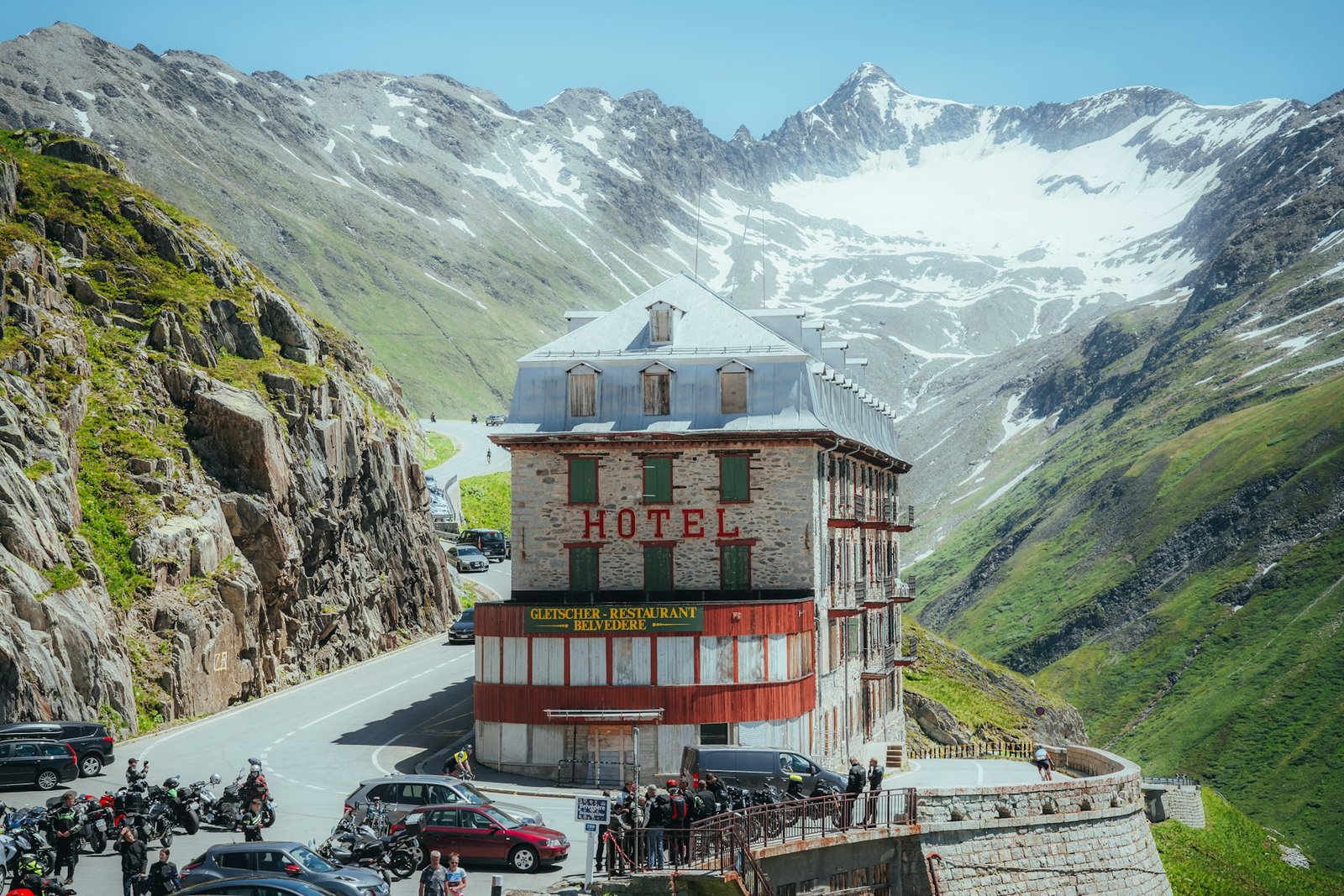 milosz-roman-Furka Pass-unsplash
