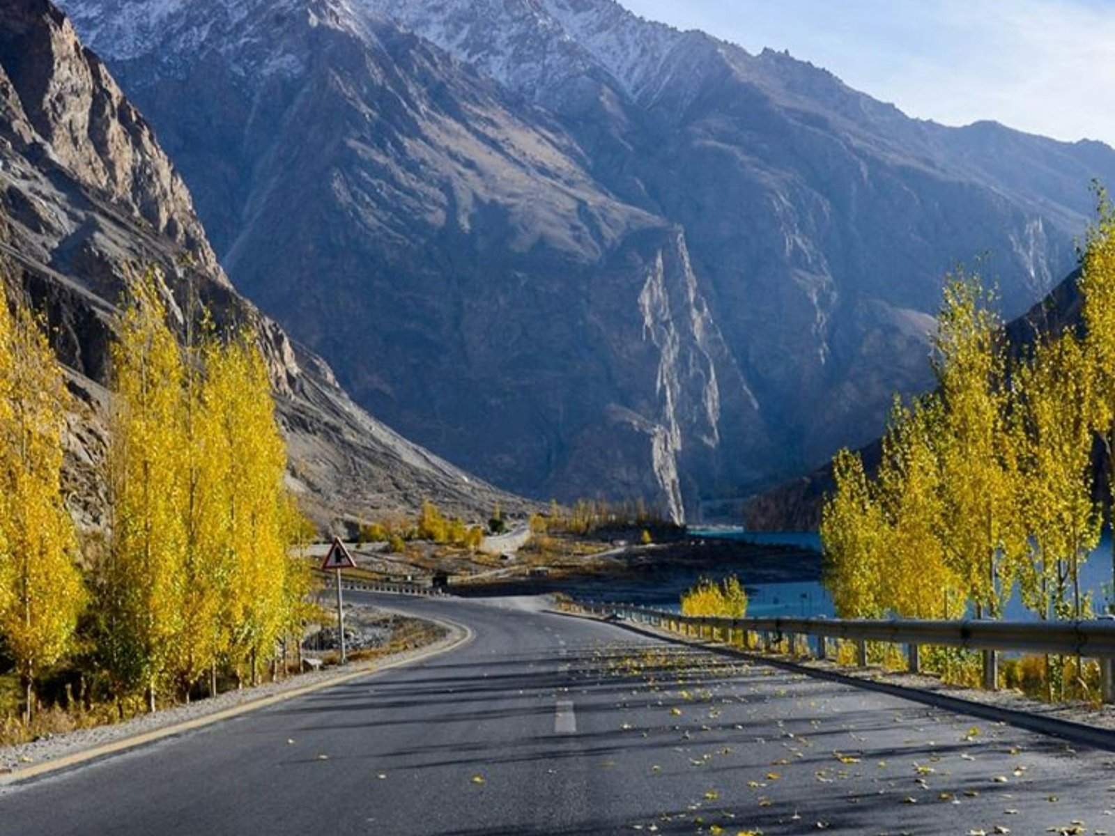 shakeel-ahmad-Karakoram Highway-unsplash