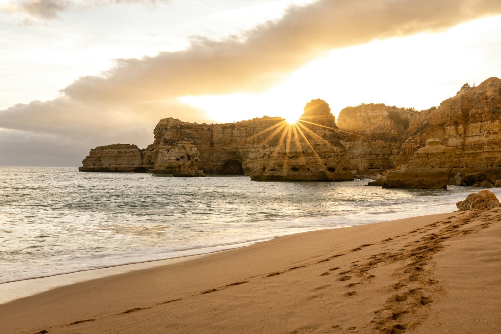 tim-ten-cate-Praia da Marinha-unsplash
